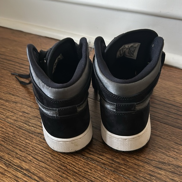 Air jordan mids size 5.5y - Picture 3 of 7